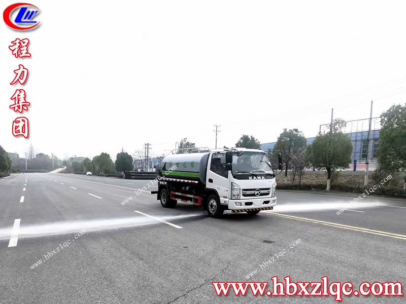 清明煙雨細(xì)——湖北程力凱馬6方灑水車風(fēng)雨不誤，在線試車。